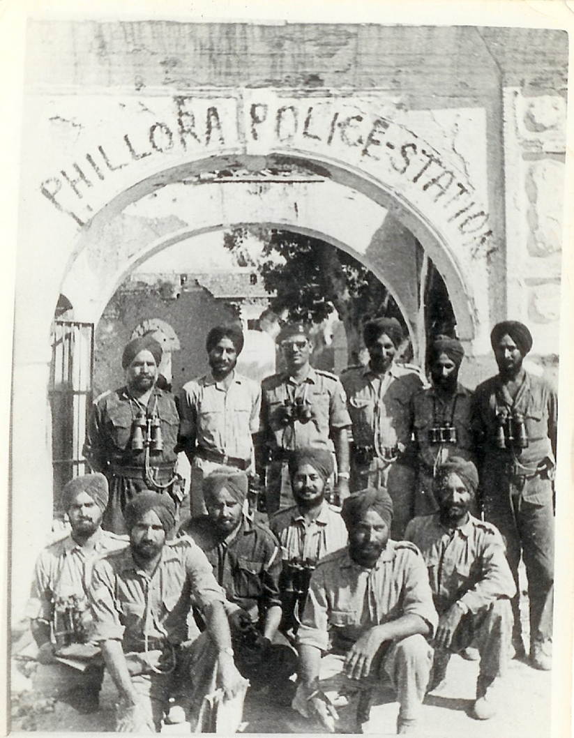 Personnel of Hodson's Horse posing at Phillora police station after its capture