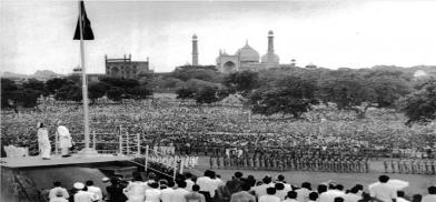 Jawaharlal Nehru unfurls the National Flag at Red Fort