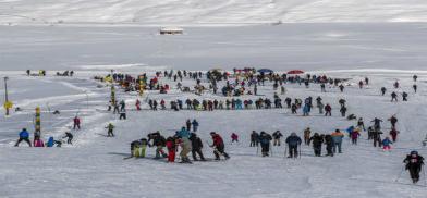 Tourists throng snowbound Kashmir Tourists throng snowbound Kashmir
