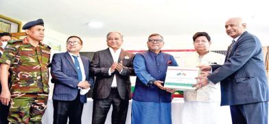 Bangladesh Foreign Minister Dr.A.K.Abdul Momen hands over a consignment of medicines to the Sri Lankan envoy Dr. Sudarshan (Photo: Newsin) Bangladesh Foreign Minister Dr.A.K.Abdul Momen hands over a consignment of medicines to the Sri Lankan envoy Dr. Sudarshan (Photo: Newsin)