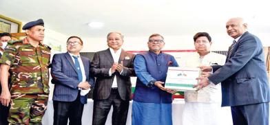 Bangladesh Foreign Minister Dr.A.K.Abdul Momen hands over a consignment of medicines to the Sri Lankan envoy Dr. Sudarshan (Photo: Newsin)