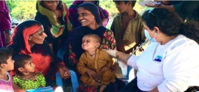 Dr. Geet Chainani examining patients at a Life Bridge medical camp in Keti Bander, Thatta, Sindh, October 2022. Photo: Jaffar Hussain Khan