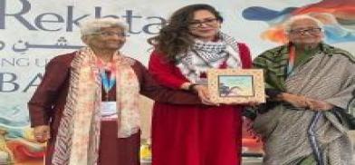 Zarminae Ansari, proudly displaying the book “Three Tales of Gulistan-e-Saadi,” alongside Joy of Urdu patrons Dr Arfa Sayeda Zehra and Zehra Nigah at the Jashn-e-Rekhta festival in Dubai