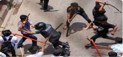 A police officer is beaten by mob during a clash between anti-quota supporters, police and Awami League supporters at the Rampura area in Dhaka, Bangladesh, July 18, 2024 (Photo: Twitter)