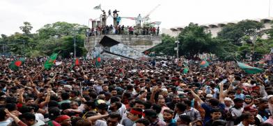 Mob on Dhaka streets on Aug 5 (Photo: Twitter) Mob on Dhaka streets on Aug 5 (Photo: Twitter)