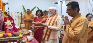 PM Modi at Chief Justice home for Ganesh puja (Photo: Twitter)