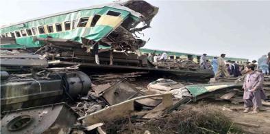 Two trains collide in Pakistan 