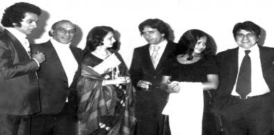 Ravindra (left) with Dilip Kumar (right) and other Bollywood stars in New Delhi, 1977. Courtesy Ravindra Randeniya