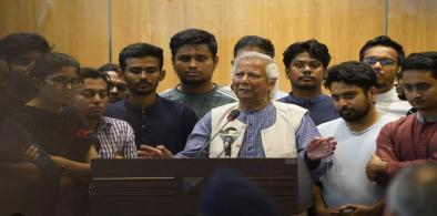 Muhammad Yunus and Bangladesh students (Photo: Twitter)