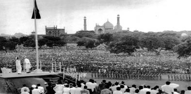 India's first Prime Minister Pandit Jawaharlal Nehru Unfurling National Flag at Red Fort (Photo: Twitter)