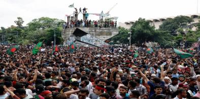 Mob on Dhaka streets on Aug 5 (Photo: Twitter)