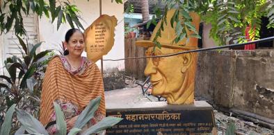 S.H. Bihari's daughter Shaheda by O.P. Nayyar monument in Thane near Mumbai. Photo by Muhammad Ashfaq.