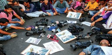 Journalists protesting attacks on media representatives. Photo by Swadhin Das from Pixabay