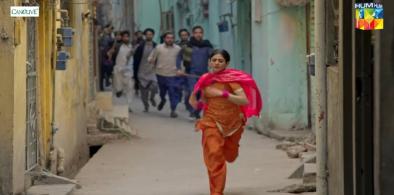 Rabi (Sehar Khan), the young vlogger at the heart of Tan Man Neelo Neel, races against the mob that storms in during the show’s finale. Screenshot HUM TV.