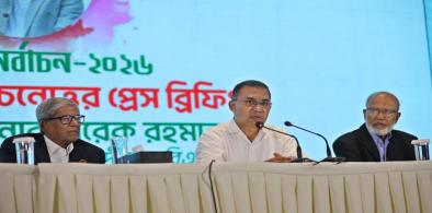 Chairman of the Bangladesh Nationalist Party (BNP) Tarique Rahman (center) speaks at a news briefing in Dhaka, Bangladesh
