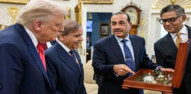 Donald Trump with Pakistani PM Shehbaz Sharif and Pak Army chief Asim Munir