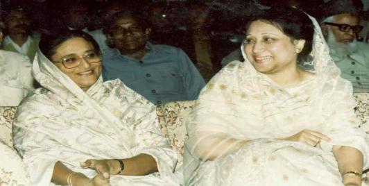 From left to right: Sheikh Hasina and Khaleda Zia (File photo)