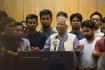 Muhammad Yunus and Bangladesh students (Photo: Twitter)